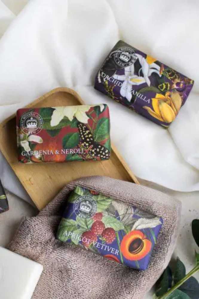 The English Soap Company Kew Gardens Apricot Vetiver Soap - La Vie en Rose Damesmode (1)