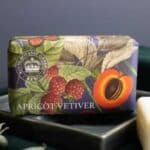 The English Soap Company Kew Gardens Apricot Vetiver Soap - La Vie en Rose Damesmode (1)