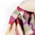 Details – John Hanly Irish Wool Scarf Long 1907 Snow Grey Charcoal Check Merk: John Hanly Type: Irish Wool Scarf Long Kleur: Snow Grey Charcoal Check ProductID / SKU: 1907 Materiaal: 100% lamswol Afmetingen: 24 cm x 200 cm Seizoenen: Ideaal voor herfst en winter Geschikt voor: Dames en heren Verkrijgbaar in: Veel verschillende kleuren