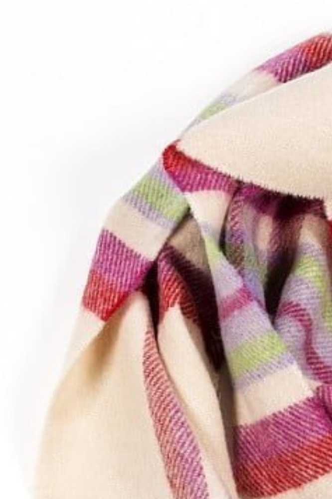 Details – John Hanly Irish Wool Scarf Long 1907 Snow Grey Charcoal Check Merk: John Hanly Type: Irish Wool Scarf Long Kleur: Snow Grey Charcoal Check ProductID / SKU: 1907 Materiaal: 100% lamswol Afmetingen: 24 cm x 200 cm Seizoenen: Ideaal voor herfst en winter Geschikt voor: Dames en heren Verkrijgbaar in: Veel verschillende kleuren