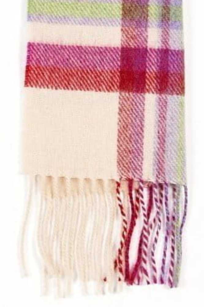 Details – John Hanly Irish Wool Scarf Long 1907 Snow Grey Charcoal Check Merk: John Hanly Type: Irish Wool Scarf Long Kleur: Snow Grey Charcoal Check ProductID / SKU: 1907 Materiaal: 100% lamswol Afmetingen: 24 cm x 200 cm Seizoenen: Ideaal voor herfst en winter Geschikt voor: Dames en heren Verkrijgbaar in: Veel verschillende kleuren