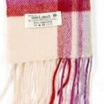 Details – John Hanly Irish Wool Scarf Long 1907 Snow Grey Charcoal Check Merk: John Hanly Type: Irish Wool Scarf Long Kleur: Snow Grey Charcoal Check ProductID / SKU: 1907 Materiaal: 100% lamswol Afmetingen: 24 cm x 200 cm Seizoenen: Ideaal voor herfst en winter Geschikt voor: Dames en heren Verkrijgbaar in: Veel verschillende kleuren
