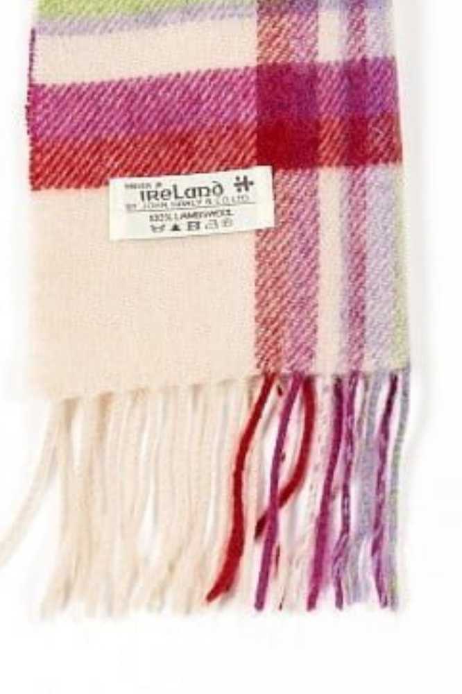 Details – John Hanly Irish Wool Scarf Long 1907 Snow Grey Charcoal Check Merk: John Hanly Type: Irish Wool Scarf Long Kleur: Snow Grey Charcoal Check ProductID / SKU: 1907 Materiaal: 100% lamswol Afmetingen: 24 cm x 200 cm Seizoenen: Ideaal voor herfst en winter Geschikt voor: Dames en heren Verkrijgbaar in: Veel verschillende kleuren