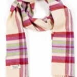 Details – John Hanly Irish Wool Scarf Long 1907 Snow Grey Charcoal Check Merk: John Hanly Type: Irish Wool Scarf Long Kleur: Snow Grey Charcoal Check ProductID / SKU: 1907 Materiaal: 100% lamswol Afmetingen: 24 cm x 200 cm Seizoenen: Ideaal voor herfst en winter Geschikt voor: Dames en heren Verkrijgbaar in: Veel verschillende kleuren