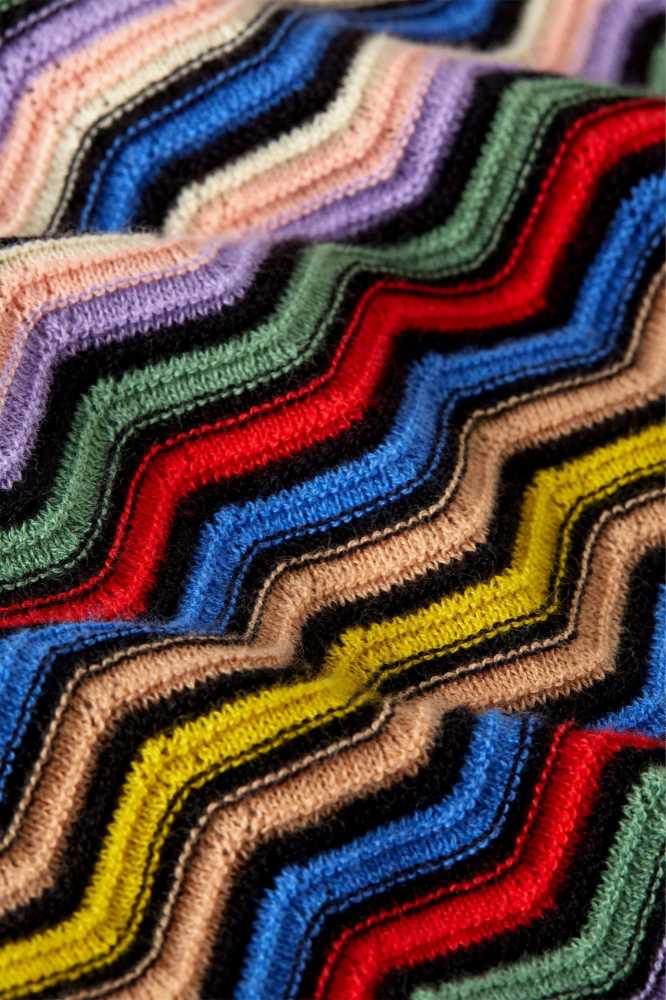 Stofsamenstelling: 100% organic cotton Stofsamenstelling voering: Wasinstructies: Wash inside out - 30° Delicate wash. Do not bleach. Iron at a low temperature (*). Suitable for dry cleaning. Do not trumble dry. Dry flat.