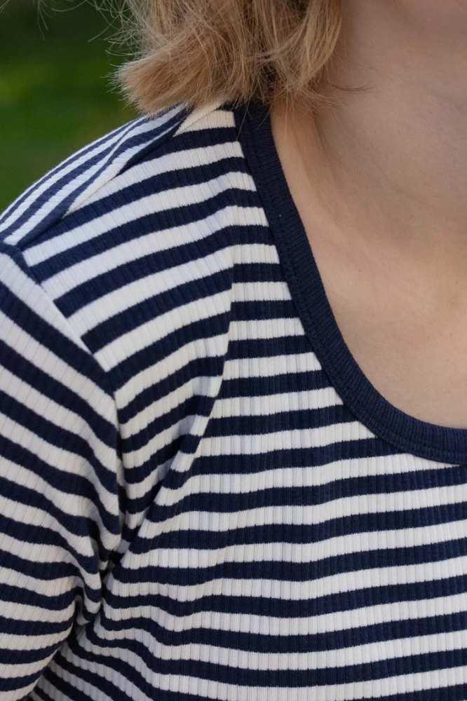 Danefae Danerolemodel Ribbing Tee Dark NavyChalk - La Vie en Rose Damesmode