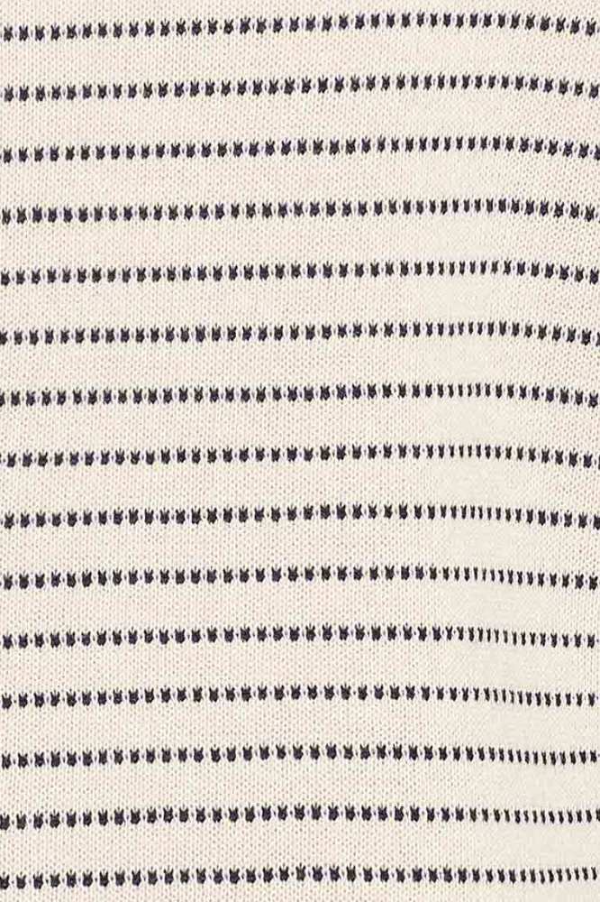 51COT20.123 Normale prijsAanbiedingsprijs€84,95 Colour:Stripe Ruby Size:XS Beschikbaarheid in onze winkels Kort organisch katoenen vest met korte mouwen tot aan de elleboog. Het vest is gemaakt van een fijn breisel en heeft een uit stipjes bestaand streeppatroon. Het vest heeft geen sluiting en wordt open gedragen. De mouwen en randen rondom zijn afgewerkt met een boord. Samenstelling: 100% cotton (organic). Lengte in maat L: 56 cm.