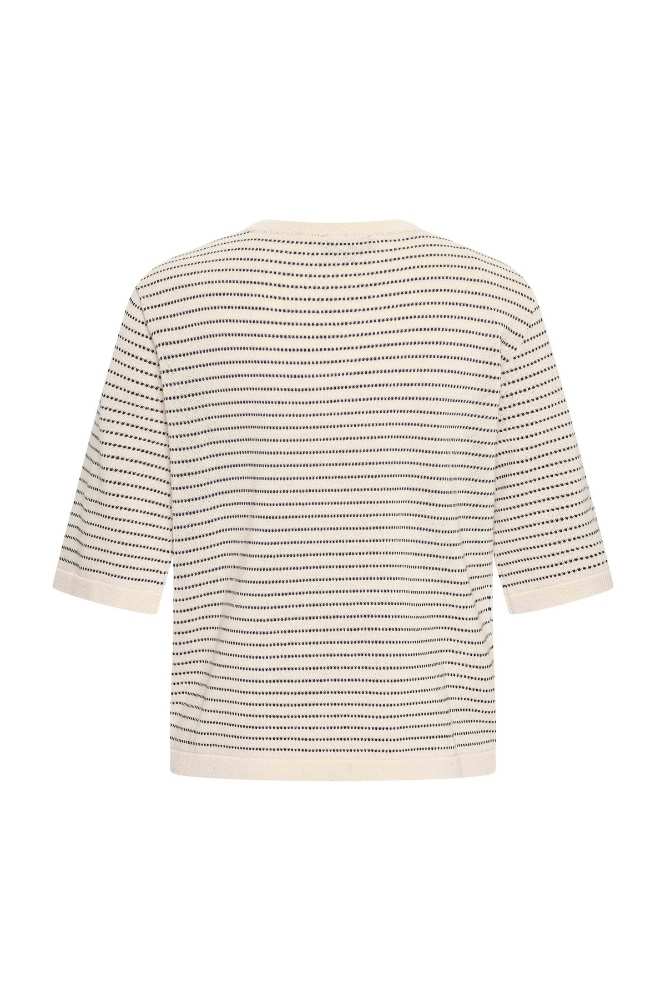 51COT20.123 Normale prijsAanbiedingsprijs€84,95 Colour:Stripe Ruby Size:XS Beschikbaarheid in onze winkels Kort organisch katoenen vest met korte mouwen tot aan de elleboog. Het vest is gemaakt van een fijn breisel en heeft een uit stipjes bestaand streeppatroon. Het vest heeft geen sluiting en wordt open gedragen. De mouwen en randen rondom zijn afgewerkt met een boord. Samenstelling: 100% cotton (organic). Lengte in maat L: 56 cm.