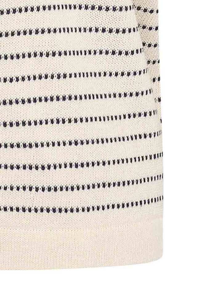 51COT20.123 Normale prijsAanbiedingsprijs€84,95 Colour:Stripe Ruby Size:XS Beschikbaarheid in onze winkels Kort organisch katoenen vest met korte mouwen tot aan de elleboog. Het vest is gemaakt van een fijn breisel en heeft een uit stipjes bestaand streeppatroon. Het vest heeft geen sluiting en wordt open gedragen. De mouwen en randen rondom zijn afgewerkt met een boord. Samenstelling: 100% cotton (organic). Lengte in maat L: 56 cm.