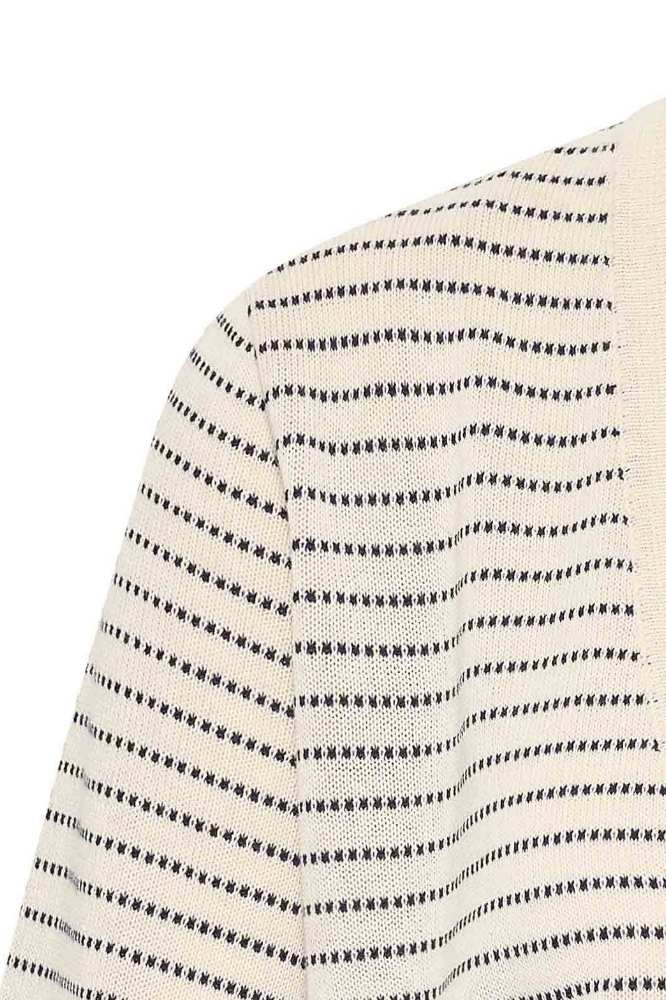 51COT20.123 Normale prijsAanbiedingsprijs€84,95 Colour:Stripe Ruby Size:XS Beschikbaarheid in onze winkels Kort organisch katoenen vest met korte mouwen tot aan de elleboog. Het vest is gemaakt van een fijn breisel en heeft een uit stipjes bestaand streeppatroon. Het vest heeft geen sluiting en wordt open gedragen. De mouwen en randen rondom zijn afgewerkt met een boord. Samenstelling: 100% cotton (organic). Lengte in maat L: 56 cm.