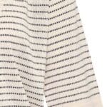 51COT20.123 Normale prijsAanbiedingsprijs€84,95 Colour:Stripe Ruby Size:XS Beschikbaarheid in onze winkels Kort organisch katoenen vest met korte mouwen tot aan de elleboog. Het vest is gemaakt van een fijn breisel en heeft een uit stipjes bestaand streeppatroon. Het vest heeft geen sluiting en wordt open gedragen. De mouwen en randen rondom zijn afgewerkt met een boord. Samenstelling: 100% cotton (organic). Lengte in maat L: 56 cm.