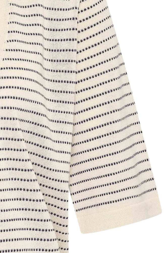 51COT20.123 Normale prijsAanbiedingsprijs€84,95 Colour:Stripe Ruby Size:XS Beschikbaarheid in onze winkels Kort organisch katoenen vest met korte mouwen tot aan de elleboog. Het vest is gemaakt van een fijn breisel en heeft een uit stipjes bestaand streeppatroon. Het vest heeft geen sluiting en wordt open gedragen. De mouwen en randen rondom zijn afgewerkt met een boord. Samenstelling: 100% cotton (organic). Lengte in maat L: 56 cm.