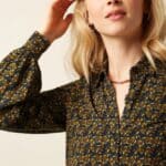 King Louie Maisie Blouse Mirth Jersey Rhodonite Blue - La Vie en Rose Damesmode