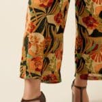 Mary Jumpsuit Dazz van King Louie – sprankelende jumpsuit met bloemenprint, overslagtop en cap sleeves. Comfortabel stretchmateriaal. Nu op lavieonline.nl.