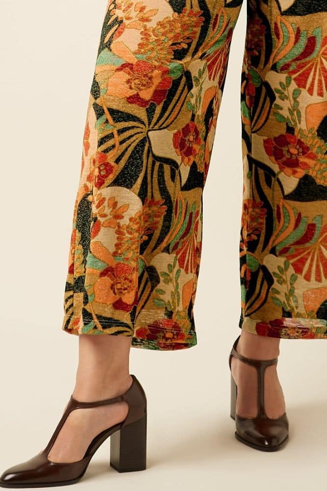 Mary Jumpsuit Dazz van King Louie – sprankelende jumpsuit met bloemenprint, overslagtop en cap sleeves. Comfortabel stretchmateriaal. Nu op lavieonline.nl.