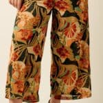Mary Jumpsuit Dazz van King Louie – sprankelende jumpsuit met bloemenprint, overslagtop en cap sleeves. Comfortabel stretchmateriaal. Nu op lavieonline.nl.