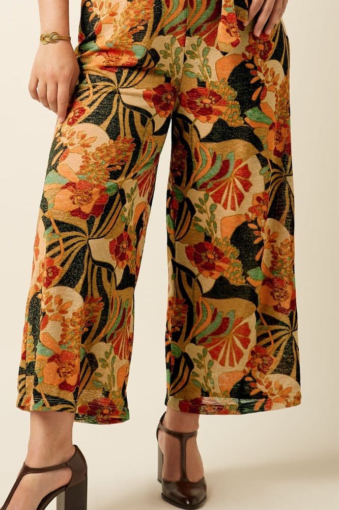Mary Jumpsuit Dazz van King Louie – sprankelende jumpsuit met bloemenprint, overslagtop en cap sleeves. Comfortabel stretchmateriaal. Nu op lavieonline.nl.