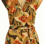 Mary Jumpsuit Dazz van King Louie – sprankelende jumpsuit met bloemenprint, overslagtop en cap sleeves. Comfortabel stretchmateriaal. Nu op lavieonline.nl.