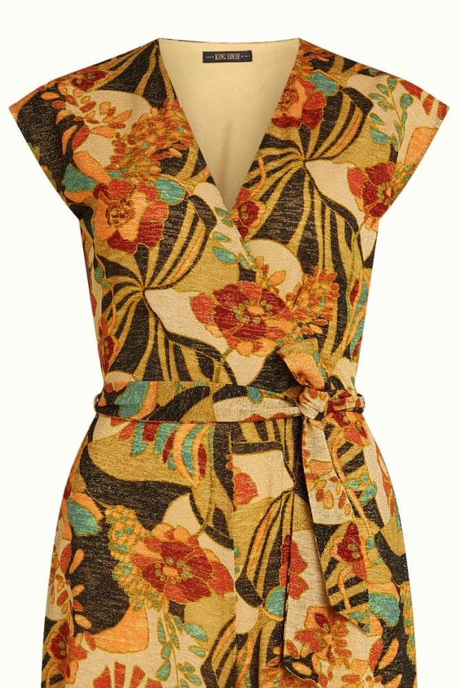 Mary Jumpsuit Dazz van King Louie – sprankelende jumpsuit met bloemenprint, overslagtop en cap sleeves. Comfortabel stretchmateriaal. Nu op lavieonline.nl.