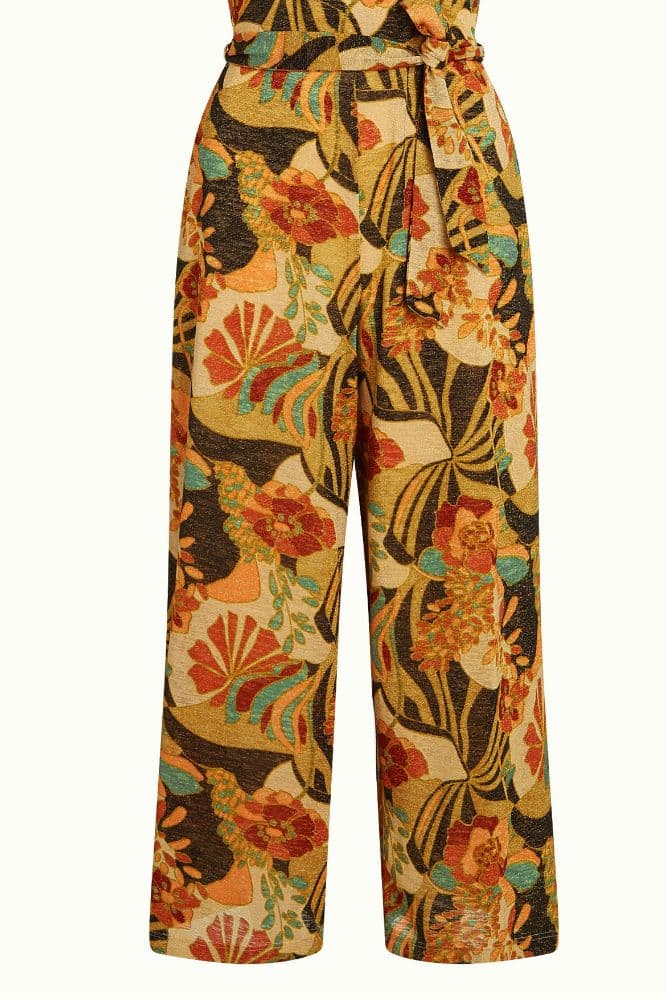 Mary Jumpsuit Dazz van King Louie – sprankelende jumpsuit met bloemenprint, overslagtop en cap sleeves. Comfortabel stretchmateriaal. Nu op lavieonline.nl.
