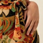 Mary Jumpsuit Dazz van King Louie – sprankelende jumpsuit met bloemenprint, overslagtop en cap sleeves. Comfortabel stretchmateriaal. Nu op lavieonline.nl.