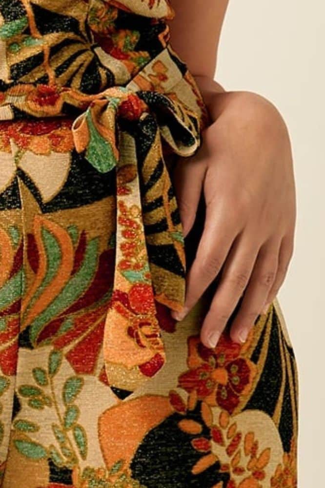 Mary Jumpsuit Dazz van King Louie – sprankelende jumpsuit met bloemenprint, overslagtop en cap sleeves. Comfortabel stretchmateriaal. Nu op lavieonline.nl.