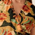 Mary Jumpsuit Dazz van King Louie – sprankelende jumpsuit met bloemenprint, overslagtop en cap sleeves. Comfortabel stretchmateriaal. Nu op lavieonline.nl.