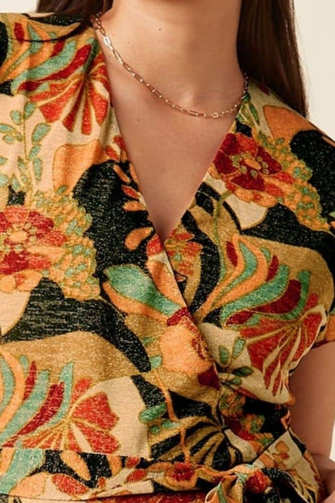 Mary Jumpsuit Dazz van King Louie – sprankelende jumpsuit met bloemenprint, overslagtop en cap sleeves. Comfortabel stretchmateriaal. Nu op lavieonline.nl.