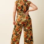 Mary Jumpsuit Dazz van King Louie – sprankelende jumpsuit met bloemenprint, overslagtop en cap sleeves. Comfortabel stretchmateriaal. Nu op lavieonline.nl.