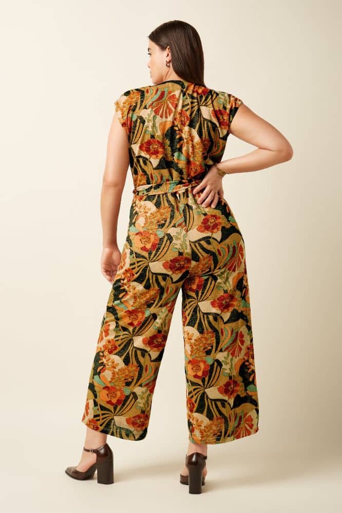 Mary Jumpsuit Dazz van King Louie – sprankelende jumpsuit met bloemenprint, overslagtop en cap sleeves. Comfortabel stretchmateriaal. Nu op lavieonline.nl.