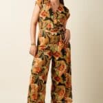 Mary Jumpsuit Dazz van King Louie – sprankelende jumpsuit met bloemenprint, overslagtop en cap sleeves. Comfortabel stretchmateriaal. Nu op lavieonline.nl.