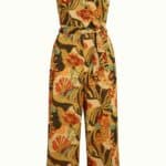 Mary Jumpsuit Dazz van King Louie – sprankelende jumpsuit met bloemenprint, overslagtop en cap sleeves. Comfortabel stretchmateriaal. Nu op lavieonline.nl.