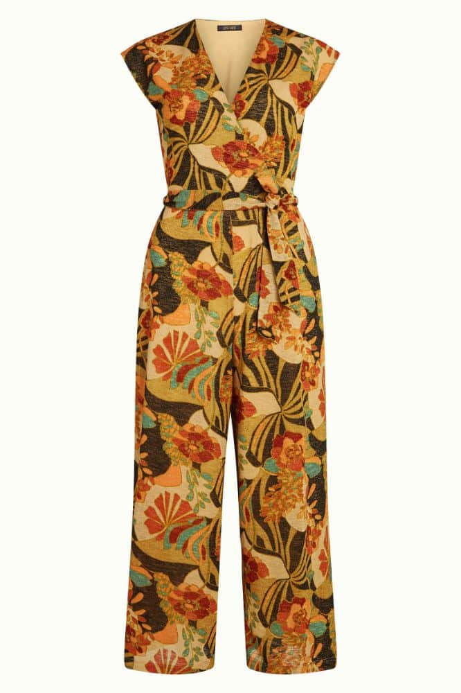 Mary Jumpsuit Dazz van King Louie – sprankelende jumpsuit met bloemenprint, overslagtop en cap sleeves. Comfortabel stretchmateriaal. Nu op lavieonline.nl.