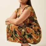 Mary Jumpsuit Dazz van King Louie – sprankelende jumpsuit met bloemenprint, overslagtop en cap sleeves. Comfortabel stretchmateriaal. Nu op lavieonline.nl.