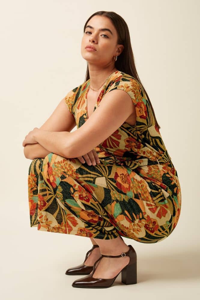 Mary Jumpsuit Dazz van King Louie – sprankelende jumpsuit met bloemenprint, overslagtop en cap sleeves. Comfortabel stretchmateriaal. Nu op lavieonline.nl.