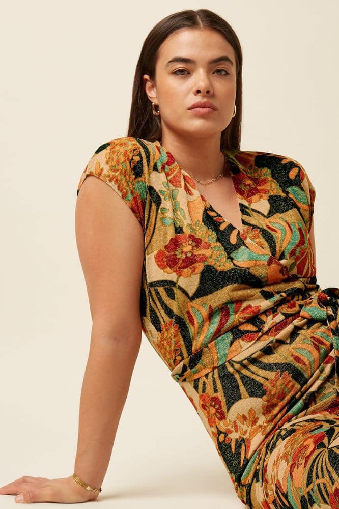 Mary Jumpsuit Dazz van King Louie – sprankelende jumpsuit met bloemenprint, overslagtop en cap sleeves. Comfortabel stretchmateriaal. Nu op lavieonline.nl.