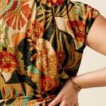 Mary Jumpsuit Dazz van King Louie – sprankelende jumpsuit met bloemenprint, overslagtop en cap sleeves. Comfortabel stretchmateriaal. Nu op lavieonline.nl.