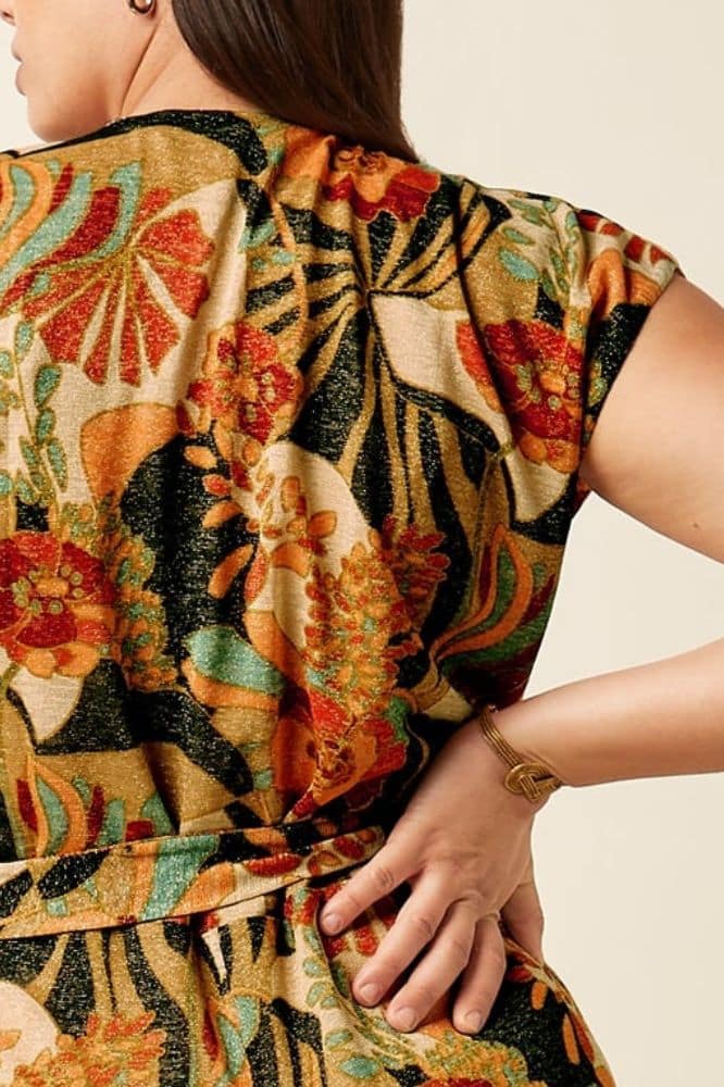 Mary Jumpsuit Dazz van King Louie – sprankelende jumpsuit met bloemenprint, overslagtop en cap sleeves. Comfortabel stretchmateriaal. Nu op lavieonline.nl.